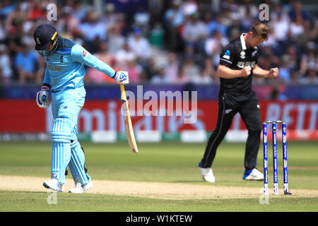 Jason Roy l'Angleterre réagit (à gauche) après avoir été pris de court par la Nouvelle-Zélande Mitchell Santner (pas sur la photo) au cours de l'ICC Cricket World Cup Match au stade Riverside, Durham Chester-le-Street. Banque D'Images