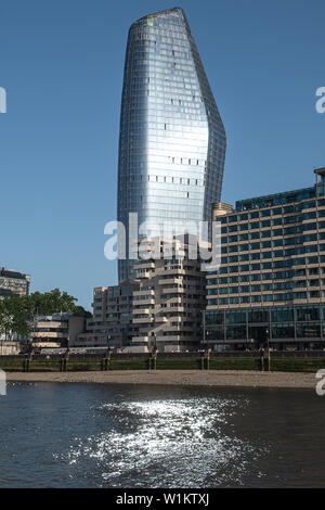 Relection de d'un grand bâtiment dans le soleil du soir sur la Tamise à Londres Banque D'Images