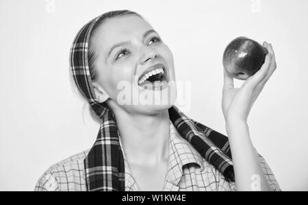 Apple régime alimentaire de démarrage. Femme aime des fruits naturels. Jardinier agriculteur récolte des pommes. Style rustique jardinier fille apple attente fond blanc. Soins de santé et de vitamine de la nutrition. Apple parfait. Épicerie. Banque D'Images