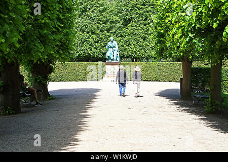 Copenhague, Danemark - 16 juin 2019 les gens marchent tranquillement en face de la statue de bronze de Hans Christian Andersen au jardin du roi près de Rosenborg Banque D'Images