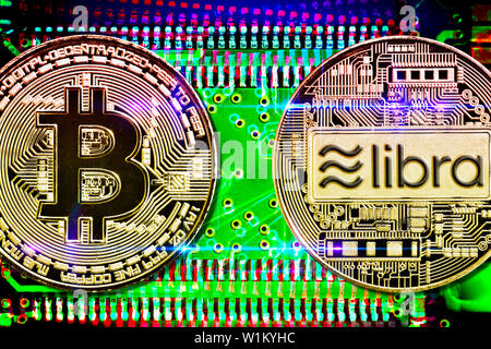 Et la balance des bitcoins cryptocurrency de pièces sur carte de circuit imprimé Banque D'Images