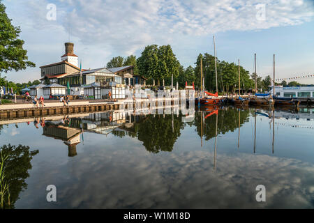 Im Dorf Promenade Steinhude am Steinhuder Meer, Wunstorf, Région Hanovre, Niedersachsen, Deutschland | Steinhude village promenade at Lake Steinhude Banque D'Images