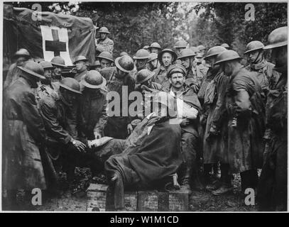 Des prisonniers allemands blessés de recevoir des soins médicaux au poste de secours de 103e et 104e Compagnies d'ambulance. Deuxième ligne allemande tranchée., 09/12/1918 - Notes générales : utilisation de la guerre et des conflits Nombre 686 lors de la commande d'une reproduction ou demande d'informations sur cette image. Banque D'Images