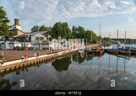 Im Dorf Promenade Steinhude am Steinhuder Meer, Wunstorf, Région Hanovre, Niedersachsen, Deutschland | Steinhude village promenade at Lake Steinhude Banque D'Images