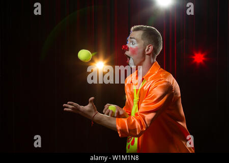 Clown de cirque effectue nombre. Homme Clown jongle Banque D'Images