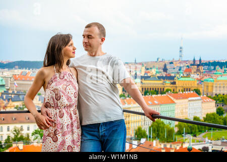 Jeune couple en train de marcher dans la vieille ville de Prague Banque D'Images