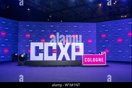 COLOGNE, ALLEMAGNE - 28 juin 2019 : Impressions de CCXP Cologne : Logo & Tapis Rouge Salon Banque D'Images
