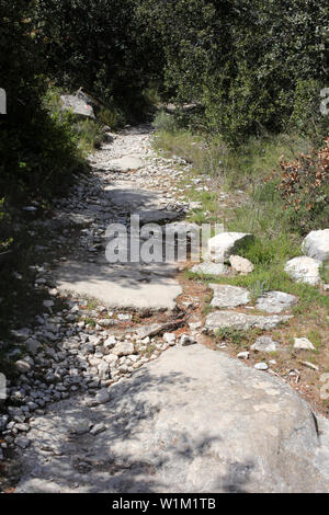 Sentier de randonnée à proximité de Gordes - Vaucluse - France Banque D'Images