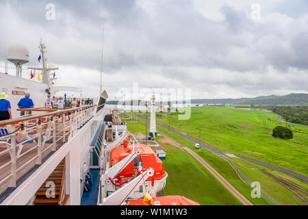 Canal de Panama / Panama - Mai 18,2007 : vue sur le Canal de Panama du carnival cruise ship deck avec les gens qui suivent ce processus d'ingénierie. Banque D'Images