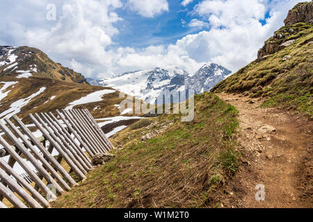 Sentier de montagne près de Passo Pordoi avec vue sur le massif MARMOLADA. Dolomites. L'Italie. Banque D'Images