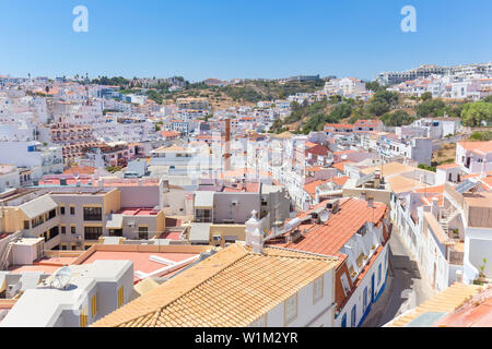 Ville Albufeira au Portugal avec des bâtiments et maisons blanches Banque D'Images