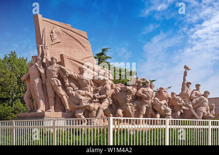 Monument des travailleurs de la Place Tiananmen, Pékin, Chine, en une journée d'été avec ciel bleu, couvert par quelques nuages blancs, montrant des statues de personnes, surrou Banque D'Images