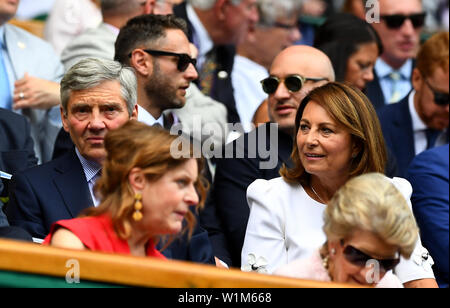 Michael et Carole Middleton dans la loge royale sur la troisième journée du tournoi de Wimbledon à l'All England Lawn Tennis et croquet Club, Wimbledon. Banque D'Images