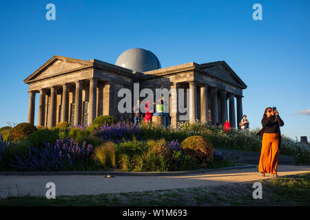 L'Observatoire de la ville, un bâtiment de style temple grec conçu par William Henry Playfair en 1818, à Calton Hill, Édimbourg, Écosse. Banque D'Images