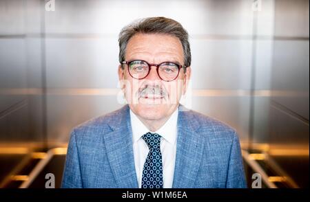 Berlin, Allemagne. 06Th Juillet, 2019. Hugo Müller-Vogg, journaliste, auteur et publiciste, regarde vers l'appareil photo du photographe. Credit : Kay Nietfeld/dpa/Alamy Live News Banque D'Images