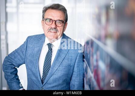 Berlin, Allemagne. 06Th Juillet, 2019. Hugo Müller-Vogg, journaliste, auteur et publiciste, regarde vers l'appareil photo du photographe. Credit : Kay Nietfeld/dpa/Alamy Live News Banque D'Images