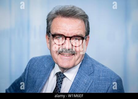 Berlin, Allemagne. 06Th Juillet, 2019. Hugo Müller-Vogg, journaliste, auteur et publiciste, regarde vers l'appareil photo du photographe. Credit : Kay Nietfeld/dpa/Alamy Live News Banque D'Images