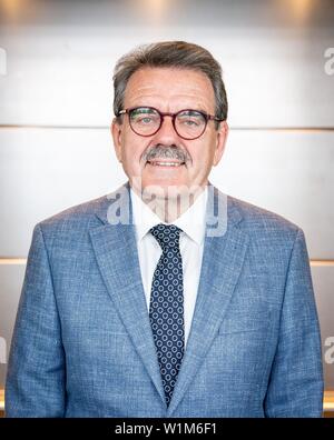 Berlin, Allemagne. 06Th Juillet, 2019. Hugo Müller-Vogg, journaliste, auteur et publiciste, regarde vers l'appareil photo du photographe. Credit : Kay Nietfeld/dpa/Alamy Live News Banque D'Images