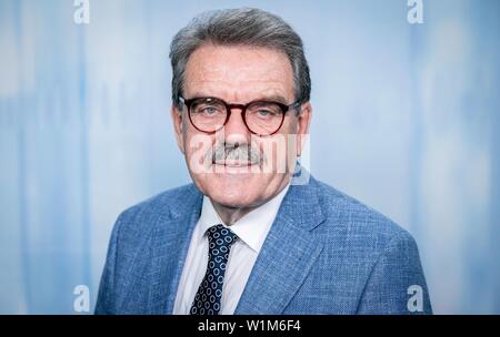 Berlin, Allemagne. 06Th Juillet, 2019. Hugo Müller-Vogg, journaliste, auteur et publiciste, regarde vers l'appareil photo du photographe. Credit : Kay Nietfeld/dpa/Alamy Live News Banque D'Images