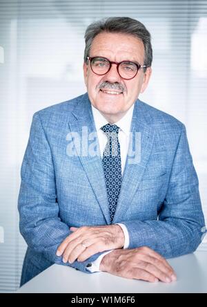 Berlin, Allemagne. 06Th Juillet, 2019. Hugo Müller-Vogg, journaliste, auteur et publiciste, regarde vers l'appareil photo du photographe. Credit : Kay Nietfeld/dpa/Alamy Live News Banque D'Images