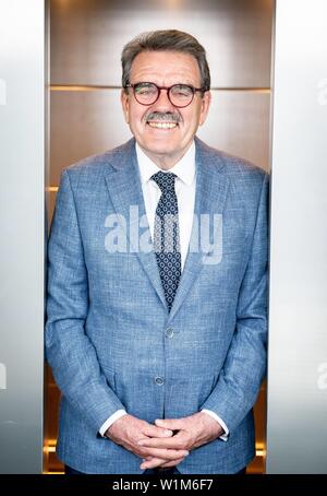 Berlin, Allemagne. 06Th Juillet, 2019. Hugo Müller-Vogg, journaliste, auteur et publiciste, regarde vers l'appareil photo du photographe. Credit : Kay Nietfeld/dpa/Alamy Live News Banque D'Images