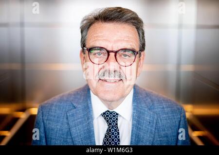 Berlin, Allemagne. 06Th Juillet, 2019. Hugo Müller-Vogg, journaliste, auteur et publiciste, regarde vers l'appareil photo du photographe. Credit : Kay Nietfeld/dpa/Alamy Live News Banque D'Images