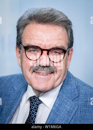 Berlin, Allemagne. 06Th Juillet, 2019. Hugo Müller-Vogg, journaliste, auteur et publiciste, regarde vers l'appareil photo du photographe. Credit : Kay Nietfeld/dpa/Alamy Live News Banque D'Images