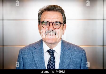 Berlin, Allemagne. 06Th Juillet, 2019. Hugo Müller-Vogg, journaliste, auteur et publiciste, regarde vers l'appareil photo du photographe. Credit : Kay Nietfeld/dpa/Alamy Live News Banque D'Images