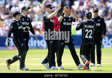 La Nouvelle-Zélande célèbre la prise de Trent Boult guichet de l'Angleterre de la Joss Buttler u cours de l'ICC Cricket World Cup Match au stade Riverside, Durham Chester-le-Street. Banque D'Images