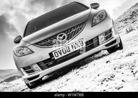 Mars 2015, l'île de Skye, Écosse : Mazda 6 estate GH - Noir et blanc photographie voiture Banque D'Images