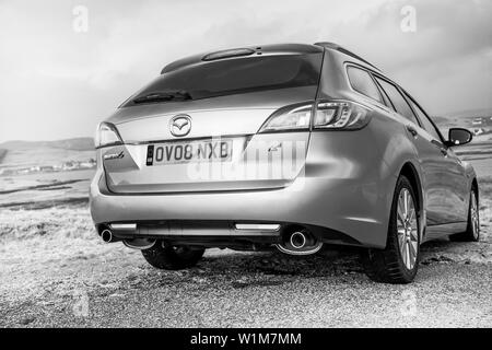 Mars 2015, l'île de Skye, Écosse : Mazda 6 estate GH - Noir et blanc photographie voiture Banque D'Images