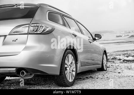 Mars 2015, l'île de Skye, Écosse : Mazda 6 estate GH - Noir et blanc photographie voiture Banque D'Images