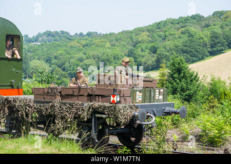 Kidderminster, UK. 29 Juin, 2019. Severn Valley Railways l'étape retour vers les années 40' s'équipe d'un fabuleux début de ce week-end avec des reconstitutions historiques costumés jouer leur rôle en fournissant une authentique re de la Grande-Bretagne pendant la guerre. Soldats arrivent par train à vapeur pour se préparer à l'après-midi, scène de bataille. Credit : Hudson Lee Banque D'Images