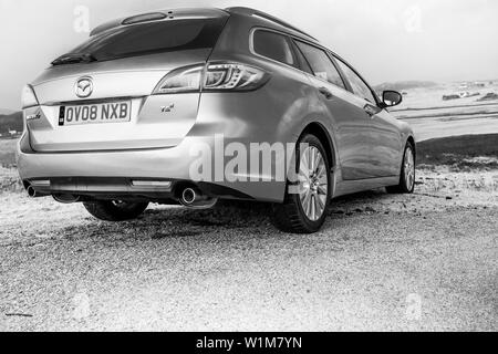 Mars 2015, l'île de Skye, Écosse : Mazda 6 estate GH - Noir et blanc photographie voiture Banque D'Images