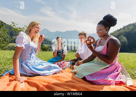 Amis adolescents bénéficiant de la nourriture et des boissons au cours de pique-nique, Bavière, Allemagne Banque D'Images