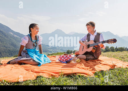 Teenage friends enjoying avec guitare lors de pique-nique, Bavière, Allemagne Banque D'Images