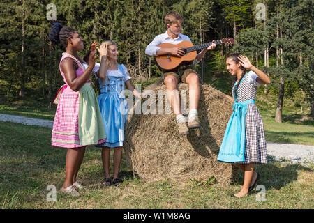 Teenage friends enjoying avec guitare lors de pique-nique, Bavière, Allemagne Banque D'Images