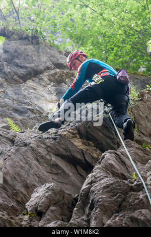 Homme d'escalade sur rocher via ferrata, Sautens, Otztal, Tyrol, Autriche Banque D'Images