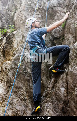 Male climber scaling rock face 2, Oetz, Otztal, Tyrol, Autriche Banque D'Images