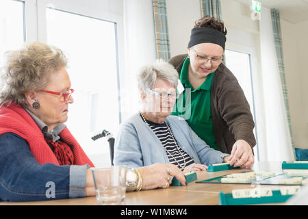 Les habitants de jouer jeu en rest home Banque D'Images