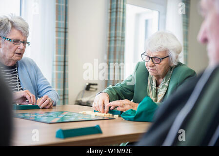 Les habitants de jouer jeu en rest home Banque D'Images