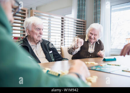 Les habitants de jouer jeu en rest home Banque D'Images