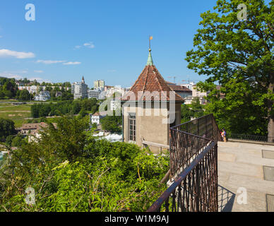 Laufen, Suisse - 7 juin 2019 - vue depuis le château de Laufen, bâtiments de la ville de Neuhausen am Rheinfall dans l'arrière-plan. Château de Laufen (Ger Banque D'Images