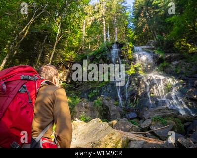 Male hiker admirant une cascade dans la Forêt Noire, Baden-Württemerg, Allemagne Banque D'Images