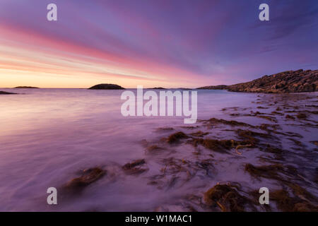 Plage de Andenes au coucher du soleil sur l'île d'Andøya Vesteralen, Nordland, Norvège, Scandinavie Banque D'Images