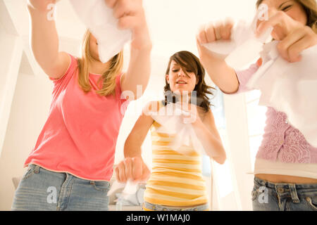 Teenage Girls (14-16) dans la salle des papiers Banque D'Images