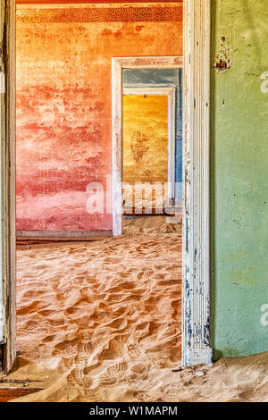 Maison abandonnée dans la ville fantôme de Kolmanskop, Namibie, Afrique Banque D'Images