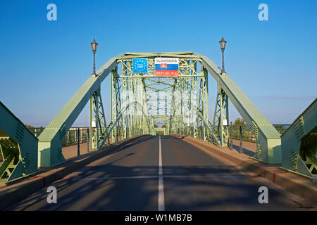 Voir l'ensemble du Maria-Valeria-Brücke à Esztergom vers la Slovaquie , la Hongrie , Europe Banque D'Images