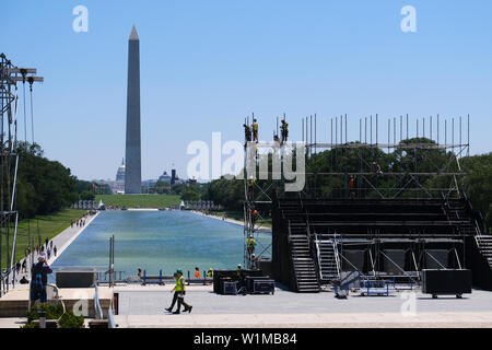 Les travailleurs mis en place pour le prochain événement du 4 juillet "un hommage à l'Amérique latine" à les marches du Lincoln Memorial le 30 juin 2019, à Washington, D.C. Banque D'Images