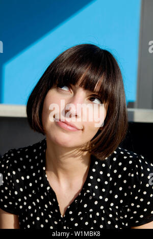 Portrait of a young woman sitting in a cafe, Düsseldorf, Rhénanie du Nord-Westphalie, Allemagne Banque D'Images